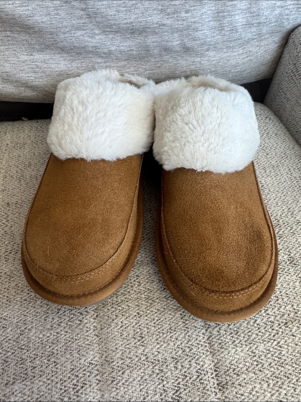 Koolaburra by UGG Women’s Tizzey Slippers with suede and faux fur